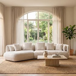 Unieke Mokana meubels in een minimalistisch en natuurlijk interieur met veel licht en een groene tuin op de achtergrond. Perfect voor een gezellige en stijlvolle woonkamer.