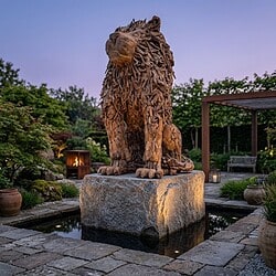 Antieke houten leeuw sculptuur in teakhout, perfect voor tuin of interieur decoratie. Gemaakt van duurzaam teakhout, een indrukwekkend kunstwerk dat kracht en elegantie uitstraalt.