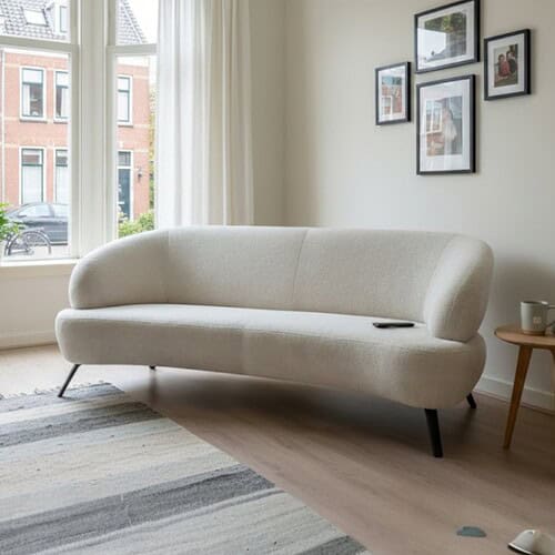 Elegante witte bank met comfortabel ontwerp, perfect voor modern interieur en zithoek. Gemaakt door Mokana Meubelen, stijlvol en functioneel meubel voor gezellige huisjes en lounges.
