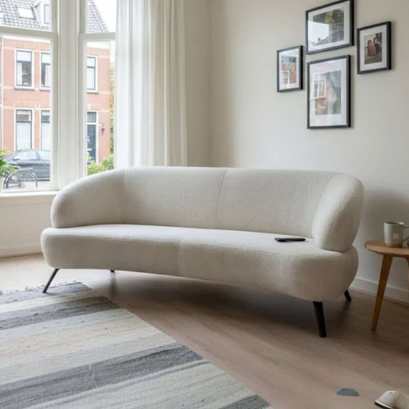 Elegante witte bank met comfortabel ontwerp, perfect voor modern interieur en zithoek. Gemaakt door Mokana Meubelen, stijlvol en functioneel meubel voor gezellige huisjes en lounges.