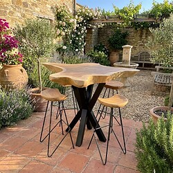 Houten barkrukken en een biertafel in een sfeervolle tuin met bloemen en terras, ambachtelijke meubels in natuurlijke materialen, perfecte tuinmeubelen voor buitengebruik, stijlvol en duurzaam design van Mokana Meubelen.