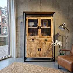 Robuuste houten kast met zwart metalen frame, perfect voor industriële interieurstijlen bij Mokana Meubelen.