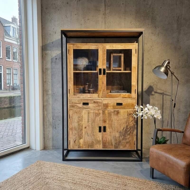 Robuuste houten kast met zwart metalen frame, perfect voor industriële interieurstijlen bij Mokana Meubelen.