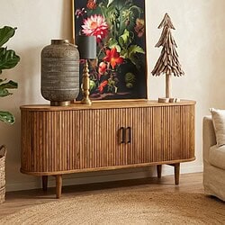 1. Vintage houten dressoir met verticale latten, afgeronde hoeken en houten poten, perfect voor een stijlvolle woonkamer inrichting.