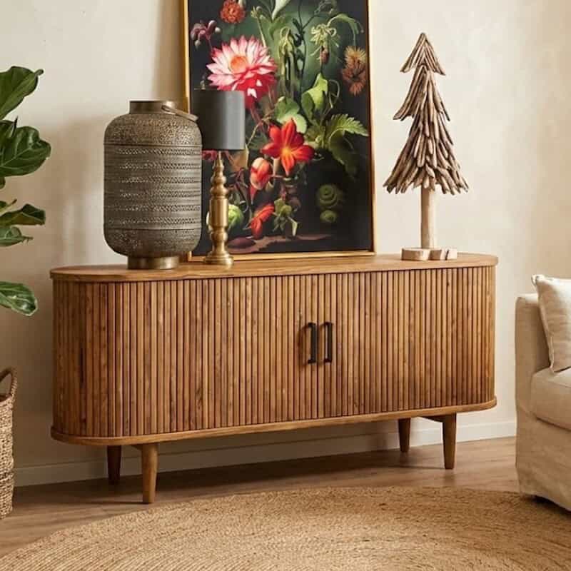 1. Vintage houten dressoir met verticale latten, afgeronde hoeken en houten poten, perfect voor een stijlvolle woonkamer inrichting.