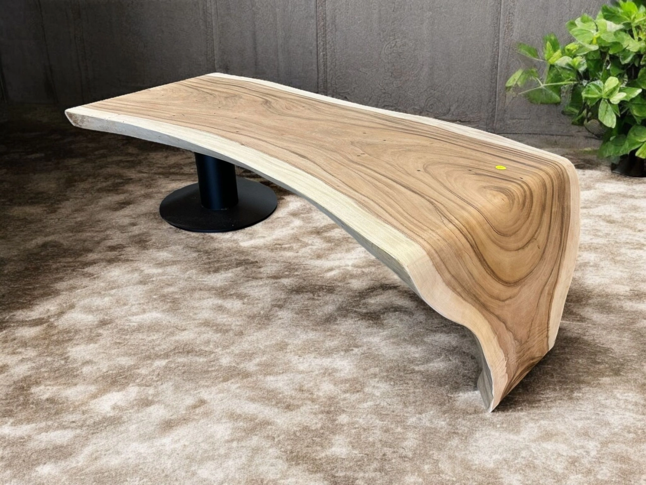 Salontafel Waterval Massief Suarhout Trompetpoot 1 1300 1000 scaled 1 | Deze blog laat de zeven meest gekozen salontafels van Mokana Meubelen zien, van teak en mangohout tot suarhout en settafels. Je ontdekt per model wat het uniek maakt, hoe het in verschillende woonkamers tot zijn recht komt en waar klanten vooral op letten bij hun keuze. Ideaal als je zoekt naar inspiratie én een salontafel die echt past bij jouw interieur. Salontafel Waterval suarhout van Mokana uit 1 stuk hout