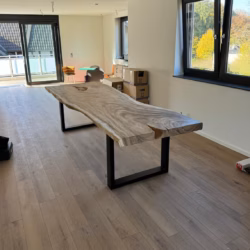 Suartafel U poten massief suar met metalen zwarte U poten ook in andere RAL kleuren mogelijk