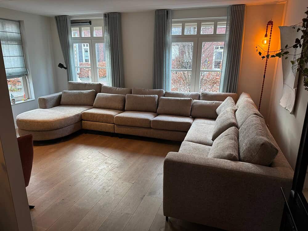 Royale iris hoekbank met grote ronde longchair geleverd in hengelo