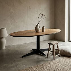 Moderne eiken eettafel 413-696 met zwart onderstel, perfect voor een stijlvolle eetkamer. Gemaakt van hoogwaardig eikenhout, biedt een warme en natuurlijke uitstraling.