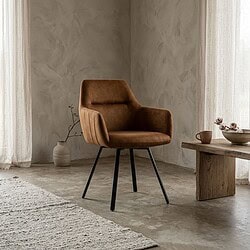 Moderne cognackleurige eetkamerstoel Raaf met comfortabele bekleding en slanke zwarte metalen poten, perfect voor een stijlvolle eetkamer.