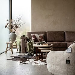 Moderne hoekbank Piazza in een stijlvolle woonkamer met natuurlijke decoratie en zachte texturen. Perfect voor een gezellige zithoek met een warme uitstraling.