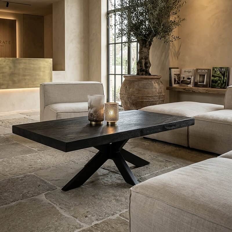 Zwarte rechthoekige salontafel in modern interieur, perfect voor een stijlvolle woonkamer. Gemaakt van duurzaam hout, combineert functionaliteit met elegant design.