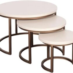Moderne set van drie bijzettafels met ronde, beige tops en een zwart metalen onderstel, perfect voor een stijlvolle woonkamer of eethoek. Hoogwaardige Mokana meubelen voor tijdloze elegantie.