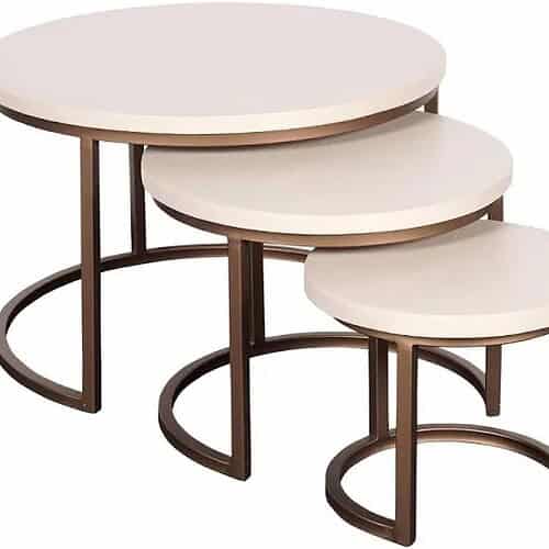 Moderne set van drie bijzettafels met ronde, beige tops en een zwart metalen onderstel, perfect voor een stijlvolle woonkamer of eethoek. Hoogwaardige Mokana meubelen voor tijdloze elegantie.