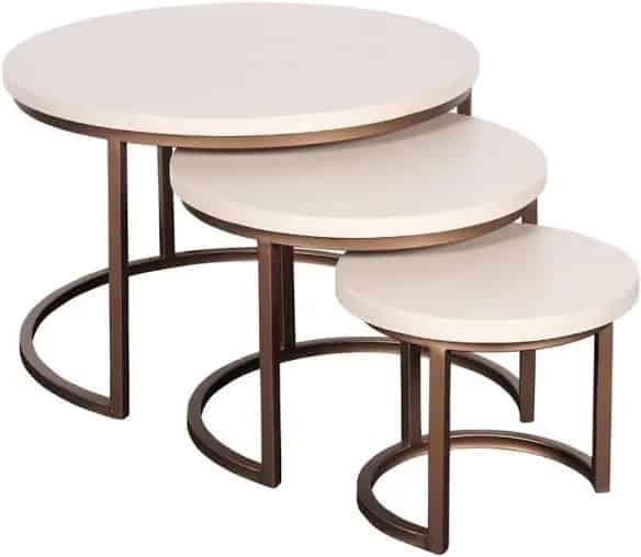 Moderne set van drie bijzettafels met ronde, beige tops en een zwart metalen onderstel, perfect voor een stijlvolle woonkamer of eethoek. Hoogwaardige Mokana meubelen voor tijdloze elegantie.