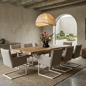 Moderne eettafel van Suarhout met V-poot in wit, omringd door acht comfortabele stoelen in een minimalistische eetkamer met natuurlijke lichtinval.