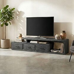Elegant houten TV-meubel in donkergrijs, perfect voor een moderne woonkamer met opbergruimte, decoratieve vazen en boeken, gecombineerd met een grote groene plant voor natuurlijke sfeer.