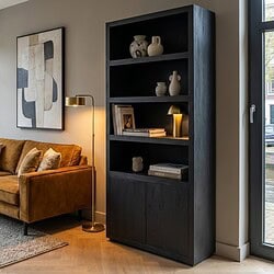 Elegante zwarte boekenkast van Mokana Meubelen met decoratieve vazen, perfect voor modern interieur en boekenopslag.