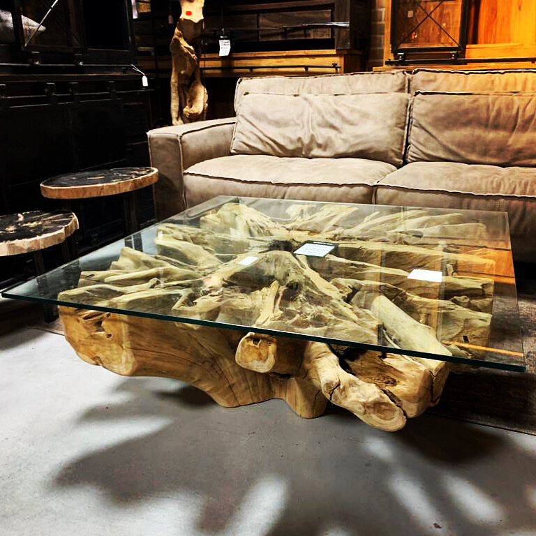Salontafel Amazones in wortelteak met glasplaat