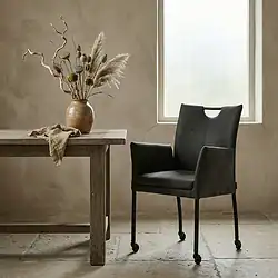 Moderne zwarte eetkamerstoel Billy met comfortabele rugleuning en wieltjes, ideaal voor eetkamers en vergaderruimtes.