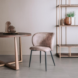 Velvet eetkamerstoel poederroze beige bij Mokana Meubelen