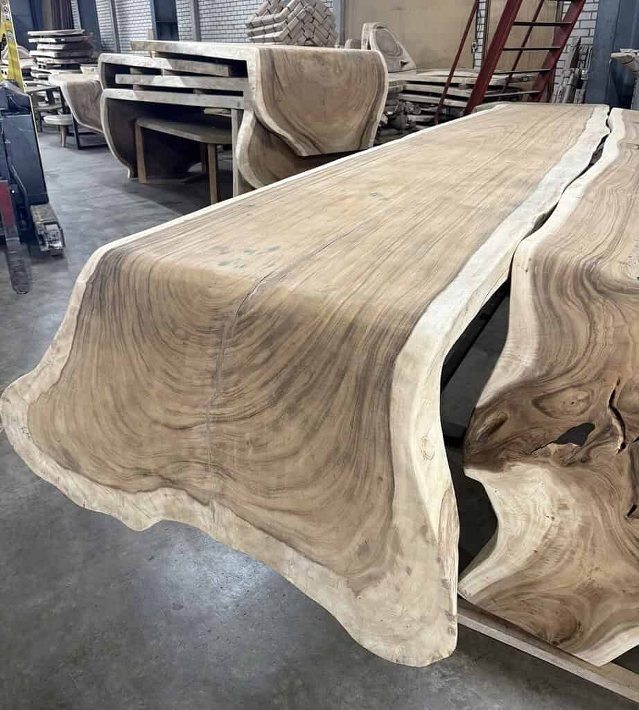 Massief eiken houten salontafel met natuurlijke vorm en lakafwerking, uniek design, op maat gemaakt, perfect voor stijlvolle woonkamers.
