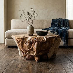 Unieke salontafel van teak met een natuurlijke, rustieke uitstraling, perfect voor een modern interieur. Handgemaakt en duurzaam, een opvallend meubelstuk voor elke woonkamer.