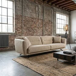 Comfortabele beige stoffen bank met moderne industriële inrichting, natuurlijke materialen en vintage accenten passend bij Mokana Meubelen.