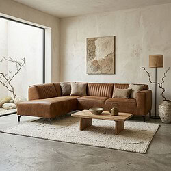 Luxe cognackleurige hoekbank Lola in een modern interieur met minimalistische decoratie en natuurlijke elementen. Perfect voor een stijlvolle en comfortabele woonkamer.