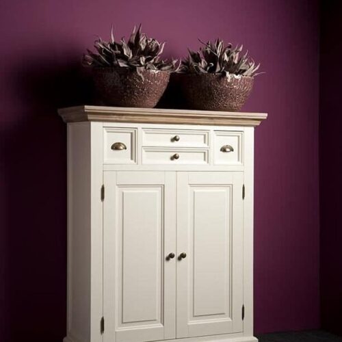 Rustieke witte kast met gesloten opbergruimte en lade, landelijk houten meubelstuk voor woonkamer en hal, elegante decoratie en functioneel opbergmeubel Mokana Meubelen.