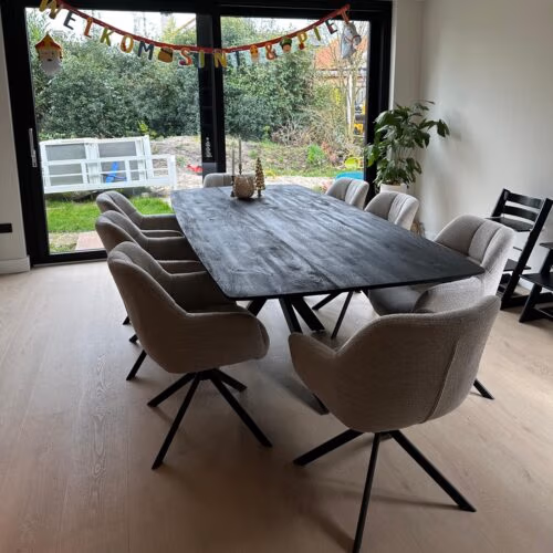 Deens ovaal zwart 3 meter lang met bijpassende eetkamerstoelen