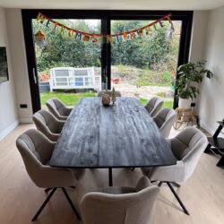 Deens ovaal zwart 300cm lang met bijpassende alba stoelen