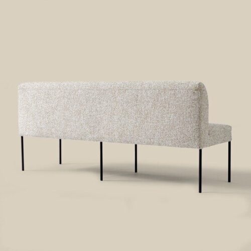 Luxueuze moderne bank met stoffen bekleding en zwarte metalen poten, perfect voor een eigentijdse woonkamer of wachtkamer. Mokana Meubelen biedt stijlvolle en comfortabele zitoplossingen.