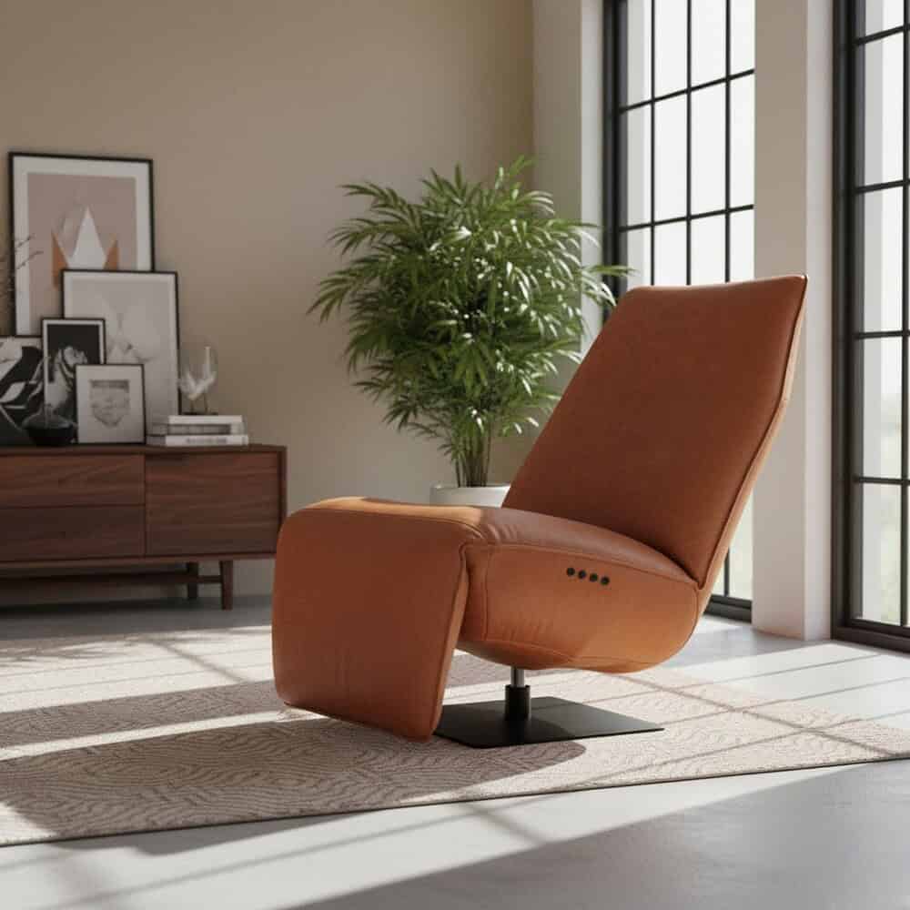 Lederen relaxfauteuil in modern woonruimte met grote ramen en groene plant, comfort en stijl gecombineerd, perfect voor een luxe interieur.