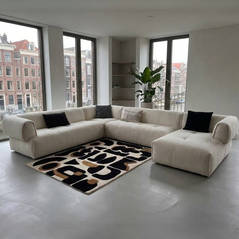 Luxe designbank op maat gemaakt door Mokana Meubelen, geschikt voor moderne interieurs, met elegante stoffen en comfortabele cushions. Perfect voor stijlvolle woonkamer styling.