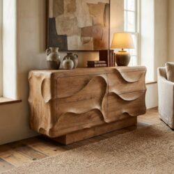 1. Elegante houten dressoir met unieke, vloeiende vormen en natuurlijke nerven voor een stijlvolle woonkamer uitstraling.