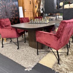 Modern eettafel met velvet rode stoelen en zwart metalen poten, stijlvolle en gezellige eetkamer meubels van Mokana Meubelen.