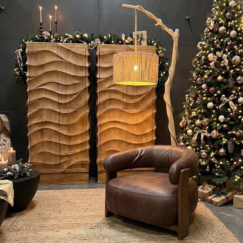 Luxe houten wandkast met dynamisch design, geschikt voor modern interieur en opbergen.