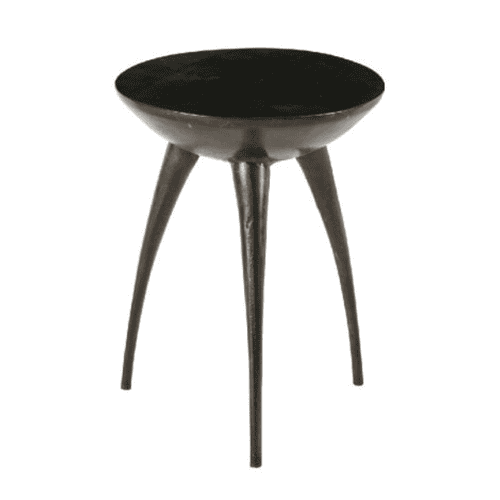 Robuuste houten bijzettafel met drie spitse poten en een zwart houten blad, perfect voor modern interieur en stijlvolle woonaccessoires.
