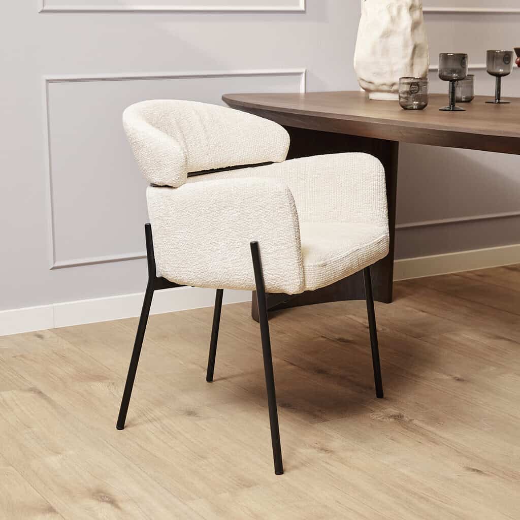 Elegante witte eetkamerstoel met gestoffeerd zitvlak en vielige rugleuning, perfect voor modern interieur en eetkamertafel.