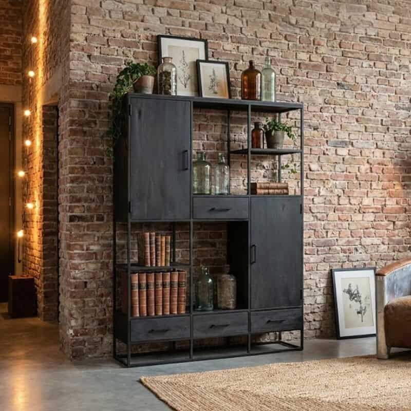 Ruige zwarte wandkast met open en gesloten opbergvakken, perfect voor het opslaan en tonen van boeken, decoratie en glaswerk in je interieur.