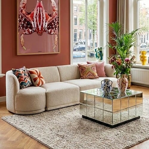 1. Moderne woonkamer met Scandinavische bank, kleurrijke decoratie en grote ramen met natuurlijk licht, perfect voor een stijlvolle en gezellige inrichting.