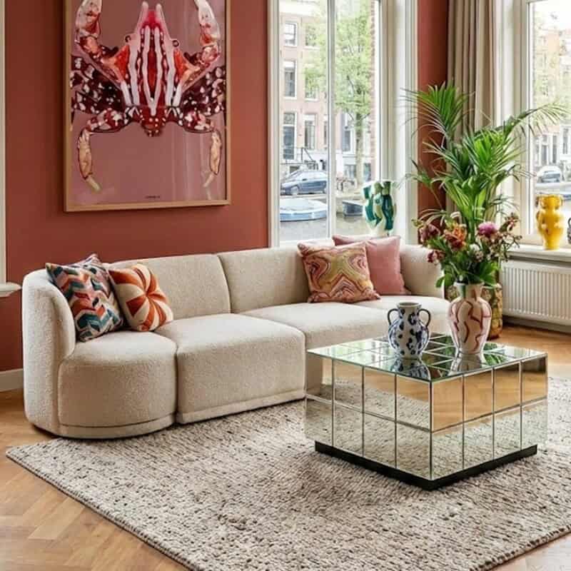 1. Moderne woonkamer met Scandinavische bank, kleurrijke decoratie en grote ramen met natuurlijk licht, perfect voor een stijlvolle en gezellige inrichting.