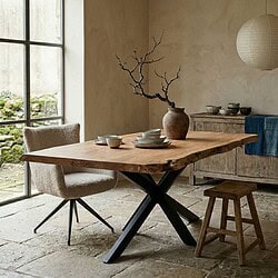 Robuuste eettafel van massief boomstam hout, perfect voor een natuurlijke eetkamerstijl. Gemaakt door Mokana Meubelen, combineert duurzaamheid met elegant design.