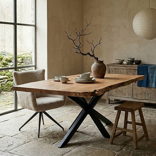 Robuuste eettafel van massief boomstam hout, perfect voor een natuurlijke eetkamerstijl. Gemaakt door Mokana Meubelen, combineert duurzaamheid met elegant design.