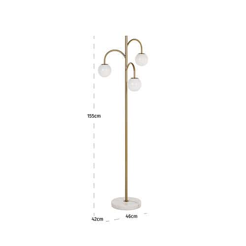 Elegante staande lamp met drie smaakvolle glazen bollen en een goudkleurige afwerking, perfect voor moderne interieuraccenten.