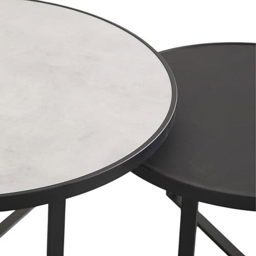 Minimalistisch eettafel set met marmeren en zwarte bladen voor moderne woonruimtes. Tijdloos design, perfect voor dineren en bijeenkomsten, uitgevoerd in duurzame materialen en strak afgewerkt.
