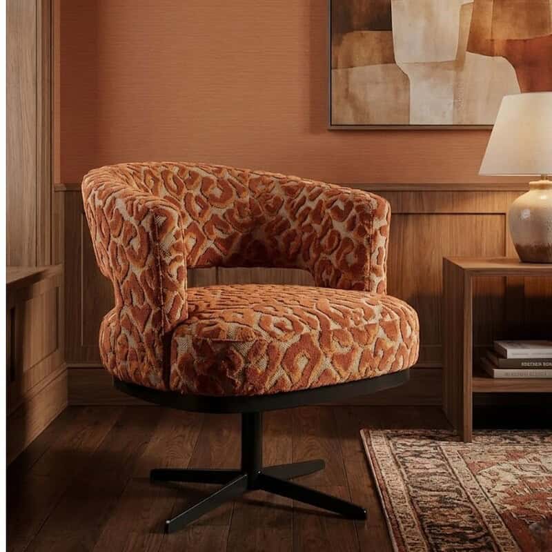 Elegante vintage fauteuil met kleurrijk dierenprint bekleding, moderne zwarte poot. Perfect voor een stijlvolle, gezellige woon- of kantoorruimte.