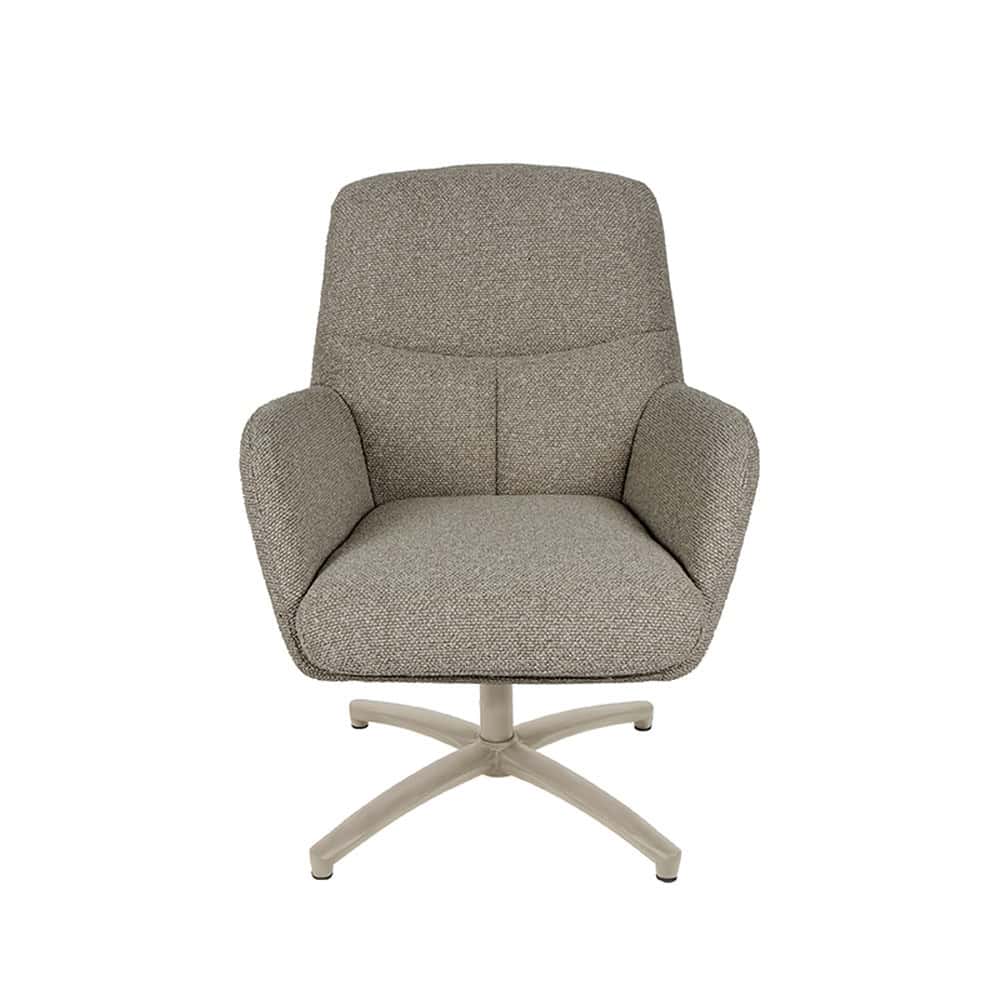Comfortabel vintage loungestoel met zachte stofbekleding en witte draaivoet voor modern en retro interieur.