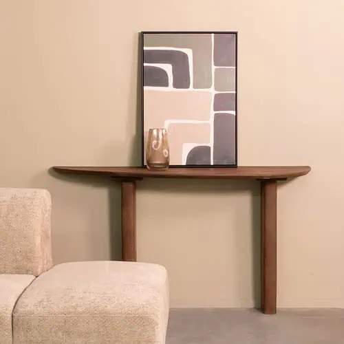 Strak houten wandtafel met decoratief vaasje en abstract kunstwerk, interieurdesign, moderne woonkamer meubels, houten planken, minimalistische styling, elegante woonaccessoires, natuurtinten, stijlvolle landelijke inrichting, compacte opbergoplossing, natuurlijke houtafwerking.